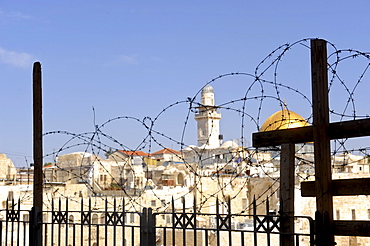 Temple Mount and Dome of the Rock, behind barbed wire, Jerusalem, Israel, Middle East, Southwest Asia