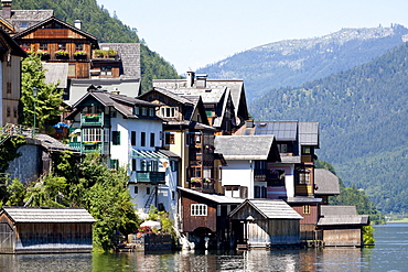 Houses on the shore of Lake Hallstatt, Hallstatt, Salzkammergut, Upper Austria, Austria, Europe