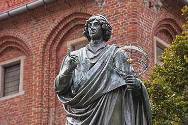 Copernicus monument, historic town, Torun, Kujawy-Pomerania Province, Poland, Europe