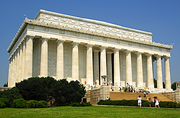 The Lincoln Memorial in the style of a Greek Doric temple, Washington DC, USA, America