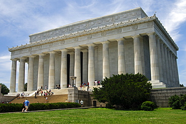 The Lincoln Memorial, built in the style of a Greek Doric temple, Washington DC, USA