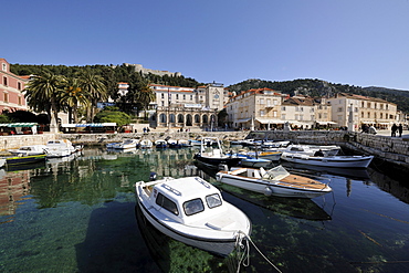 Venetian Loggia and the harbour with boats, Hvar, Hvar Island, Croatia, Europe