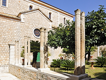 Cloister of the parish church, Vrboska, Hvar Island, Croatia, Europe