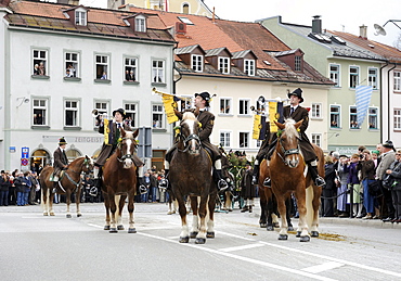 Leonhardifahrt, a procession with horses for the feast day of Saint Leonard of Noblac, fanfare of the Toelzer Schuetzenkompanie, Bad Toelz, Upper Bavaria, Bavaria, Germany, Europe