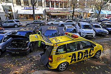 Employees of the ADAC automobile club helping with car troubles, Duesseldorf, North Rhine-Westphalia, Germany, Europe