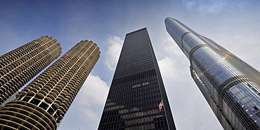 View from the Chicago River towards the Marina City Twin Towers, 330 North Wabash, the former IBM Building, and Trump International Tower, Loop, Chicago, Illinois, United States of America, USA