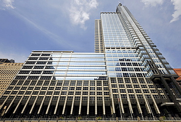 View from the Chicago River towards Boeing World Headquarters, Loop, Chicago, Illinois, United States of America, USA