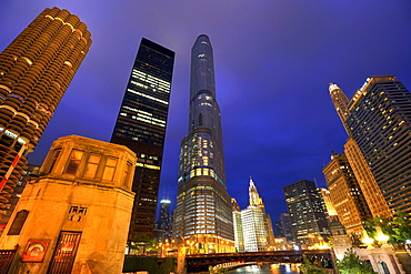 Night shot, Bataan Corregidor Memorial Bridge, River Loop, skyline, Marina City Twin Towers, 330 North Wabash, former IBM Building, John Hancock Center, Trump International Tower, Wrigley Building, Chicago University, Chicago, Illinois, United States of A