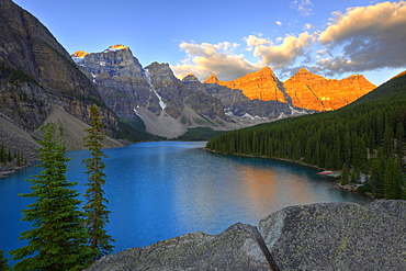 Moraine Lake in the morning, Wenkchemna Range Mountains, Valley of the Ten Peaks, Banff National Park, Canadian Rocky Mountains, Alberta, Canada