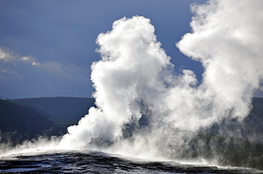 Old Faithful feyser eruption, Upper Geyser Basin, geothermal springs in Yellowstone National Park, Wyoming, United States of America, USA