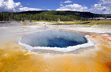 Crested Pool Geyser, Upper Geyser Basin, geothermal springs in Yellowstone National Park, Wyoming, United States of America, USA