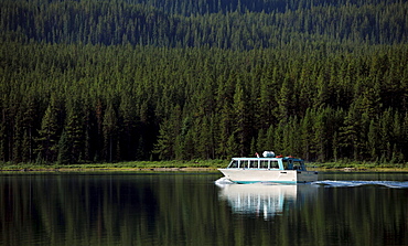 Excursion boat on Maligne Lake, Maligne Valley, Jasper National Park, Alberta, Canada