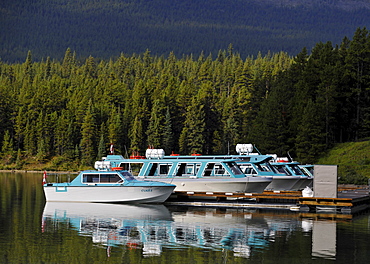 Dock, excursion boats on Maligne Lake, Maligne Valley, Jasper National Park, Canadian Rockies, Alberta, Canada