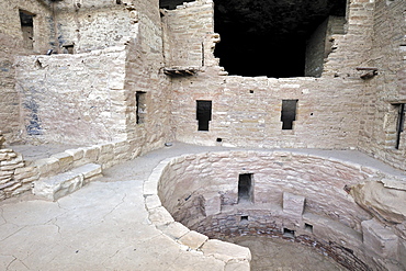 Spruce Tree House, a cliff dwelling of the Native American Indians, about 800 years old, Mesa Verde National Park, UNESCO World Heritage Site, Colorado, USA, North America