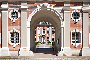 Bruchsal Palace, entrance gate to the courtyard, with the Chancellery building, Bruchsal, Kraichgau, Baden-Wuerttemberg, Germany, Europe