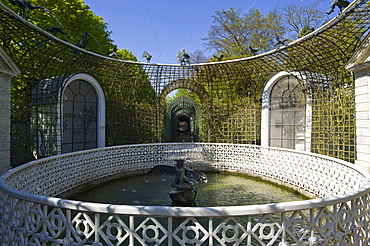 Schwetzingen Castle, castle garden, Badhausgarten garden, Brunnen der Wasserspeienden Voegel fountain, fountain birds, Schwetzingen, Electoral Palatinate, Baden-Wuerttemberg, Germany, Europe