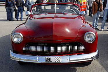 Front of a Ford Mercury 1950 at a meeting