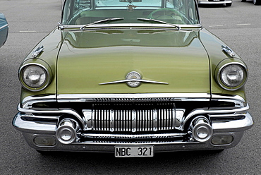 Front of a Pontiac Safari 1957 at a meeting