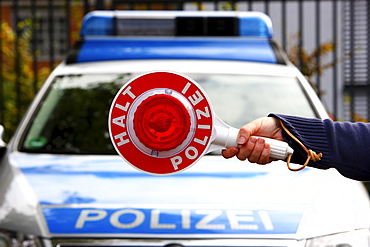 Signalling disc in front of a police car