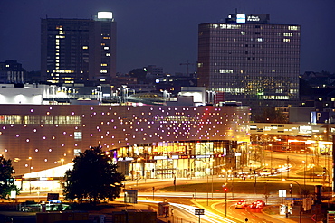 Skyline of Essen and Limbecker Platz shopping center, completed in 2009, Essen city centre, illuminated facade on Berliner Platz square, Essen, North Rhine-Westphalia, Germany, Europe