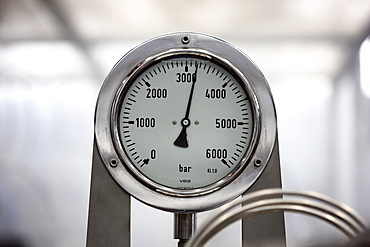 Pressure gauge, above 3000 bar, cold-cutting process with high pressure water jet technology, test series in the Underwater Technology Centre at the Leibniz University Hannover, manufacture of bone screws for medical applications, with over 3000 bar press