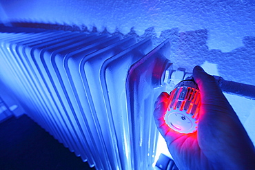 Radiator with thermostat, illuminated, heating costs