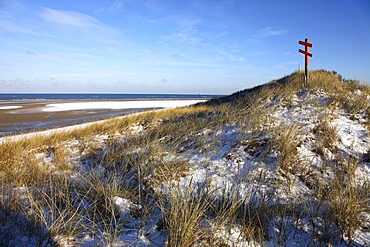 Winter, snow-covered dunes and beach area on the East Frisian North Sea island of Spiekeroog, Lower Saxony, Germany, Europe