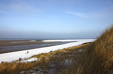 Winter, snow-covered dunes and beach area on the East Frisian North Sea island of Spiekeroog, Lower Saxony, Germany, Europe