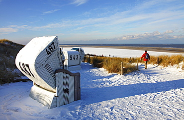 Winter, snow-covered beach with roofed wicker beach chairs, East Frisian North Sea island of Spiekeroog, Lower Saxony, Germany, Europe