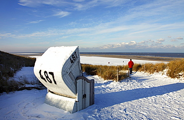 Winter, snow-covered beach with a roofed wicker beach chair, East Frisian North Sea island of Spiekeroog, Lower Saxony, Germany, Europe