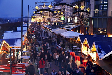 Evening at the Christmas market at the CentrO shopping center, Oberhausen, North Rhine-Westphalia, Germany, Europe