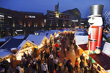 Evening at the Christmas market at the CentrO shopping center, Oberhausen, North Rhine-Westphalia, Germany, Europe