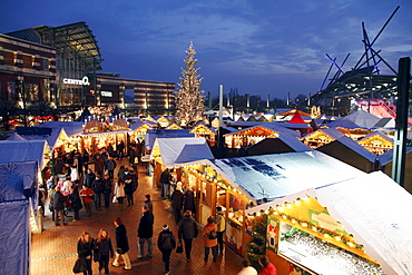 Evening at the Christmas market at the CentrO shopping center, Oberhausen, North Rhine-Westphalia, Germany, Europe