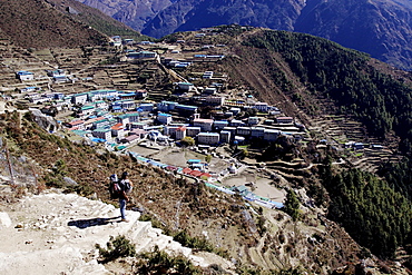 A sherpa looking down on the sherpa village Namsche Basar, Khumbu, Sagarmatha National Park, Nepal, Asia