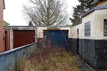 Overgrown driveway, empty single-family home, Gellep-Stratum district, Krefeld, Lower Rhine region, North Rhine-Westphalia, Germany, Europe