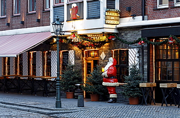 Fuechschen brewery pub, typical Duesseldorf pub in the historic district, Christmas decoration, Ratinger Strasse street, Duesseldorf, North Rhine-Westphalia, Germany, Europe