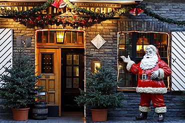 Fuechschen brewery pub, typical Duesseldorf pub in the historic district, Christmas decoration, Ratinger Strasse street, Duesseldorf, North Rhine-Westphalia, Germany, Europe