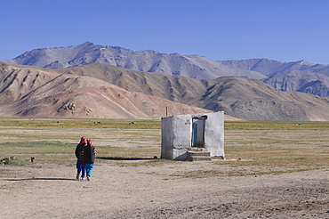 Small hut and people in the wilderness, Bulunkul, Pamir mountains, Tajikistan, Central Asia