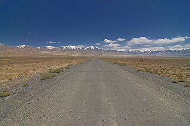 Country road leading through wilderness, Karakul, Pamir Mountains, Tajikistan, Central Asia