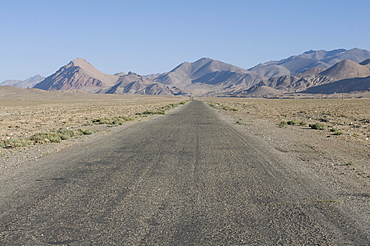 Pamir Highway leading into the wilderness, Pamir Mountains, Tajikistan, Central Asia