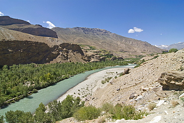 Gunt River flowing through Shok Dara Valley, Pamir Mountains, Tajikistan, Central Asia