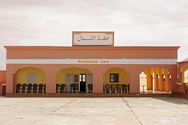 Service station and restaurant in the desert between Nouadhibou and Nouakchott, Mauretania, northwestern Africa