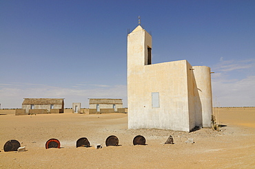 Little mosque on the road from Atar to Nouakchott, Mauretania, northwestern Africa