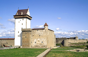 Hermann Fortress, Castle of the Order of the Teutonic Knights on the Narva River in front of the Russian border and Ivangorod Fortress, Narva, Estonia, Baltic States, Northern Europe