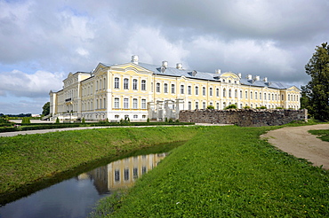 Castle gardens with baroque Rund&le Palace, Pilsrundale, Bauske, Latvia, Baltic States, Europe