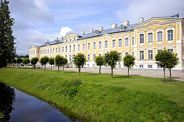 Castle gardens with baroque Rund&le Palace, Pilsrundale, Bauske, Latvia, Baltic States, Europe