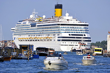 Cruise ship in the Bacino di San Marco, Canal Grande, Grand Canal, Venezia, Venice, Italy, Europe