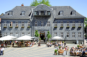 Beer garden of the Kaiserringhaus restaurant on the market square, Goslar, Harz, Lower Saxony, Germany, Europe