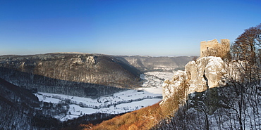 Ruins of Reussenstein Castle above the Neidling Valley in the winter, Swabian Alb, Baden-Wuerttemberg, Germany, Europe