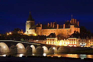 City view with Chateau de Gien castle and bridge over the Loire, Gien, Departement Loiret, Loire Valley, France, Europe